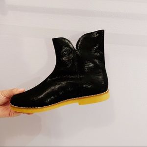 Elephantito scalloped boot in black!